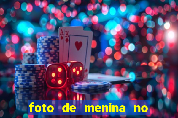 foto de menina no espelho cabelo cacheado