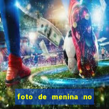 foto de menina no espelho cabelo cacheado