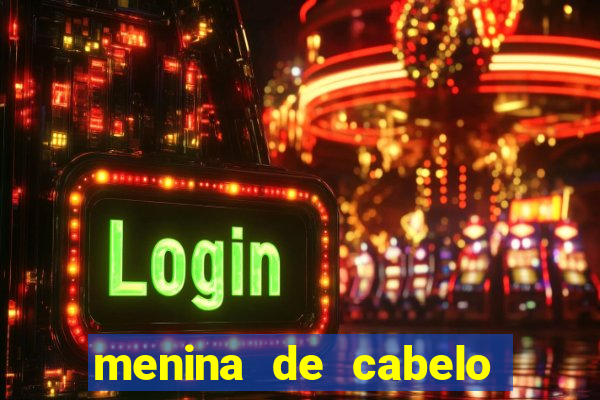 menina de cabelo cacheado fake no espelho