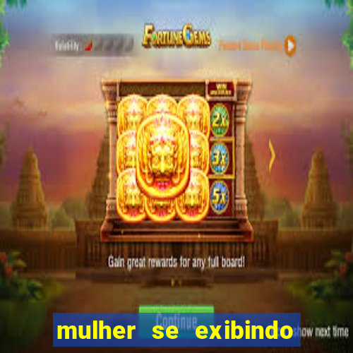 mulher se exibindo ao vivo