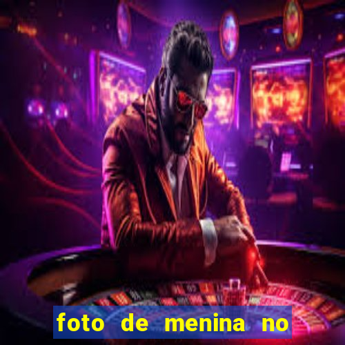 foto de menina no espelho cacheada