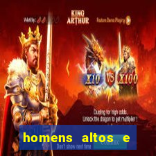 homens altos e magros pelados