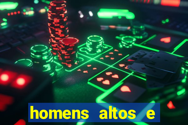 homens altos e magros pelados